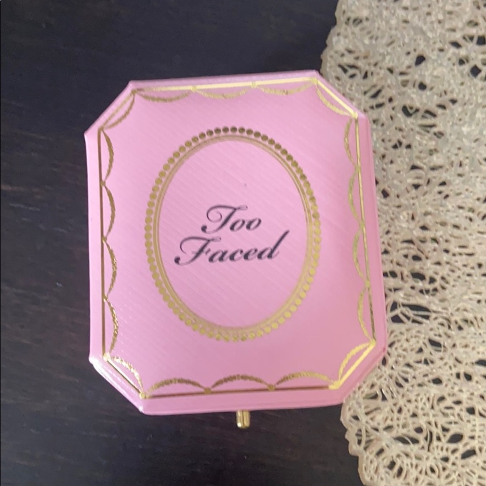 Too Faced Diamond Light Highlighter